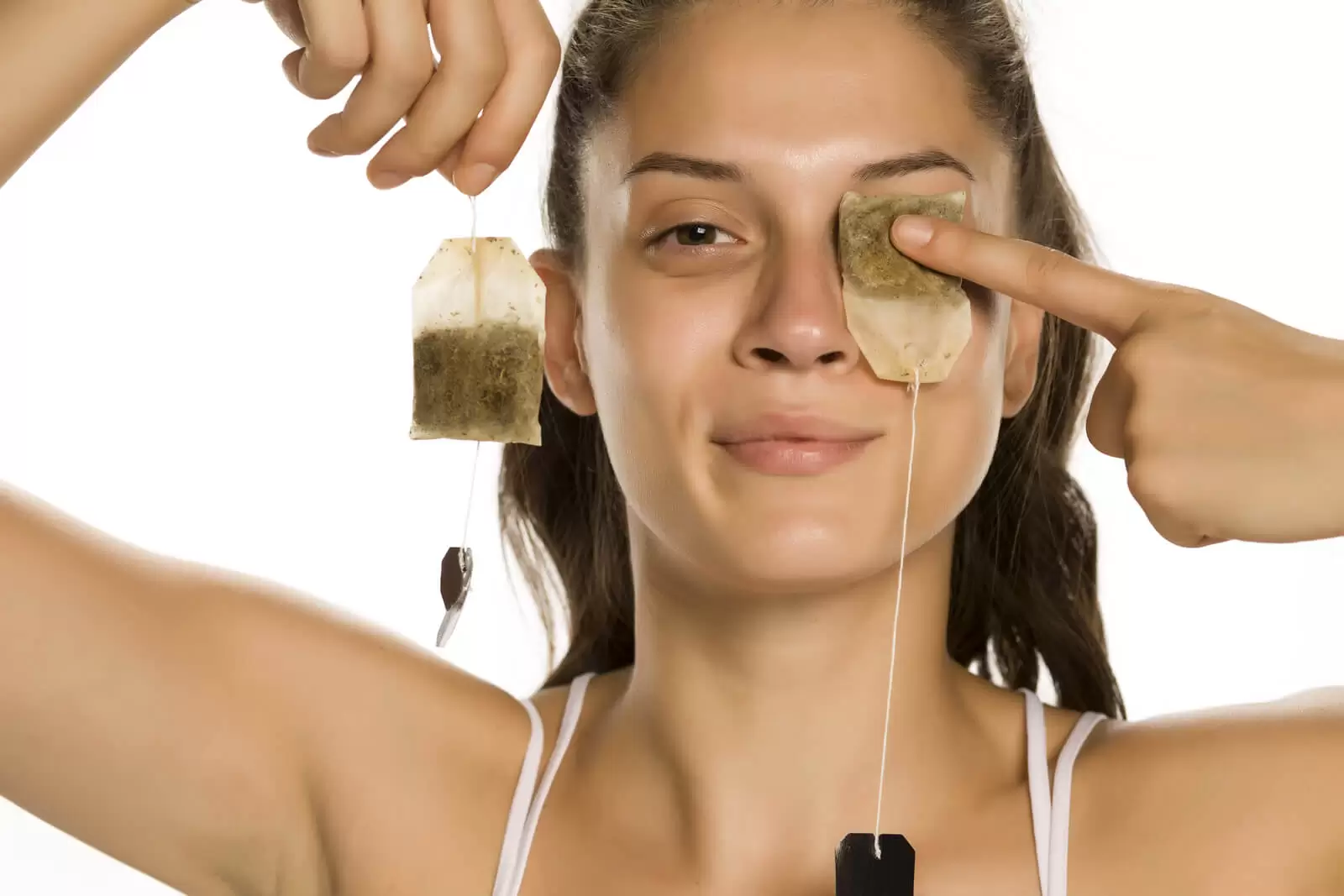 Using tea bags for puffy eyes
